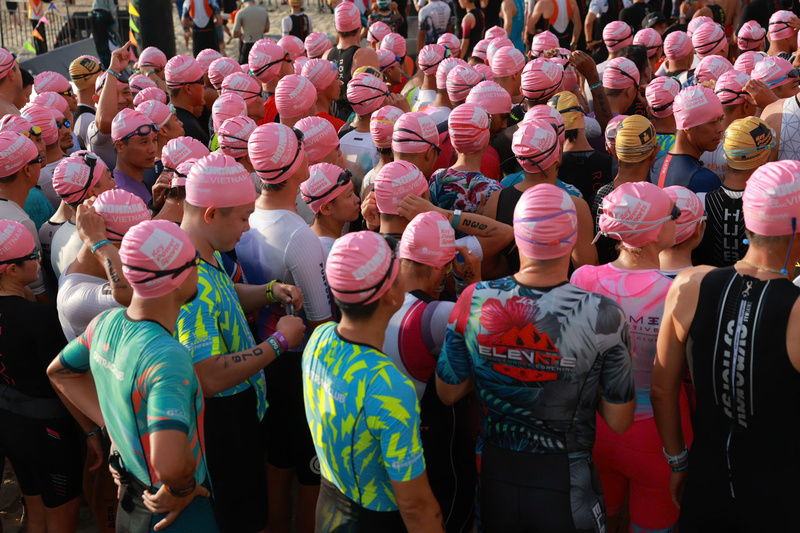 Ngay sau đó, khoảng 6 giờ 30 phút, Giải VNG IRONMAN Việt Nam 2026 chính thức bắt đầu với cự ly toàn phần: 3,8km bơi, 180km đạp xe, 42km chạy bộ. Ảnh: Diễm Phúc