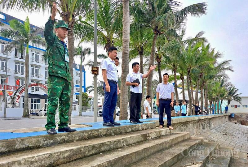 Trao đổi với phóng viên Báo Công Thương, ông Lê Xuân Hoàn, Chủ tịch UBND xã Hoằng Tiến cho biết, thời gian qua, địa phương đã huy động tối đa lực lượng, tăng cường máy móc, phương tiện chuyên dụng để đẩy nhanh tiến độ thu gom và xử lý rác thải. “Chúng tôi bố trí xe vận chuyển, máy xúc, máy gạt hoạt động liên tục tại nhiều khu vực ven biển nhằm xử lý nhanh lượng rác dạt vào bờ. Những vị trí có nhiều rong rêu, bèo và củi mục đều được máy móc hỗ trợ thu gom để bảo đảm bãi biển sạch sẽ, thông thoáng hơn”, ông Hoàn nói.
