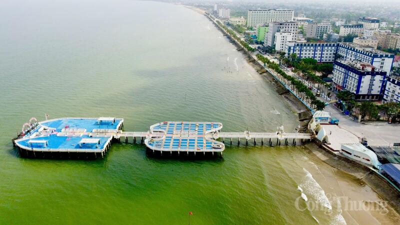 Ghi nhận của phóng viên, sau nhiều ngày huy động toàn lực lượng, phương tiện, xã Hoằng Tiến đã cơ bản hoàn thành việc dọn dẹp một lượng lớn rác tồn đọng tại bãi biển, trả lại không gian an toàn cho du khách tắm biển.