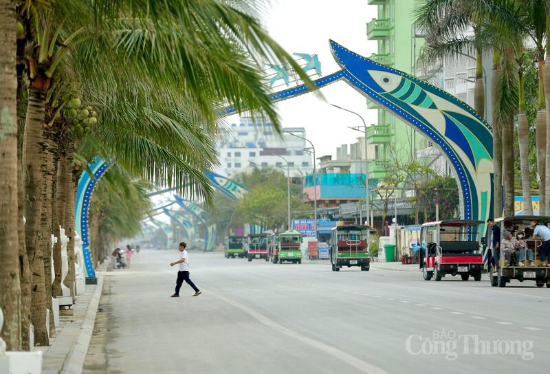 Nhằm xây dựng môi trường du lịch văn minh, an toàn và thân thiện, các địa phương tại Khu du lịch biển Hải Tiến đã triển khai nhiều giải pháp siết chặt quản lý xe điện bốn bánh và xử lý tình trạng lều quán dựng trái phép dọc bãi biển.