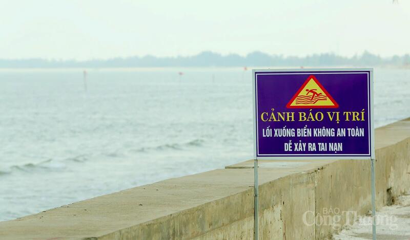 Ngoài cắm cọc tiêu, lực lượng chức năng còn dựng biển cảnh báo tại các khu vực đường xuống biển nguy hiểm, sạt lở hoặc trơn trượt để người dân, du khách chủ động phòng tránh rủi ro.