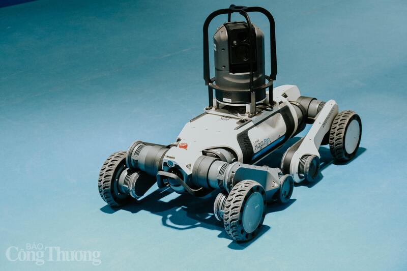 Robot tuần tra đa địa hình Lynx M20 Pro. Đây là dòng robot sở hữu hệ thống bánh xe linh hoạt và camera giám sát 360 độ, chuyên dùng để tuần tra, trinh sát trong các môi trường rủi ro cao hoặc địa hình phức tạp.