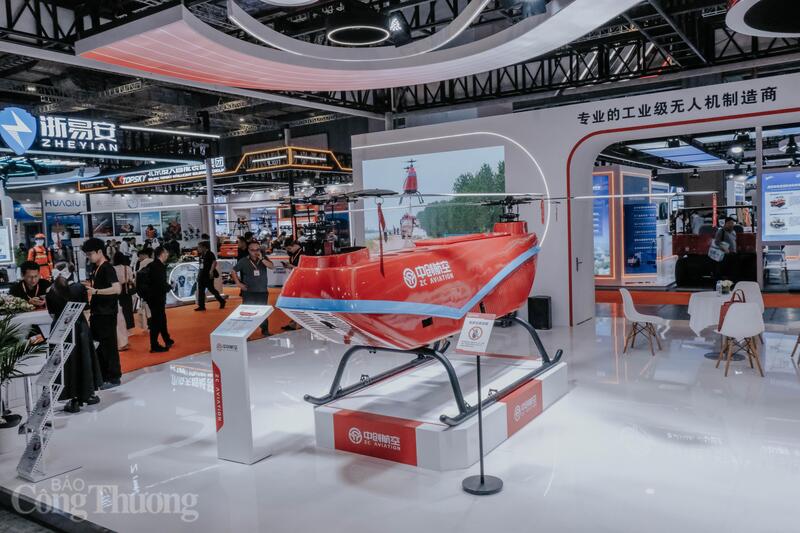 Thiết bị bay không người lái (UAV) chuyên dụng cho công tác cứu hộ và phòng cháy chữa cháy của ZC Aviation. Mẫu UAV này được thiết kế để vận chuyển vật tư y tế hoặc tham gia chữa cháy tại các địa hình khó tiếp cận, đánh dấu bước tiến mới trong việc ứng dụng robot vào an toàn công cộng.