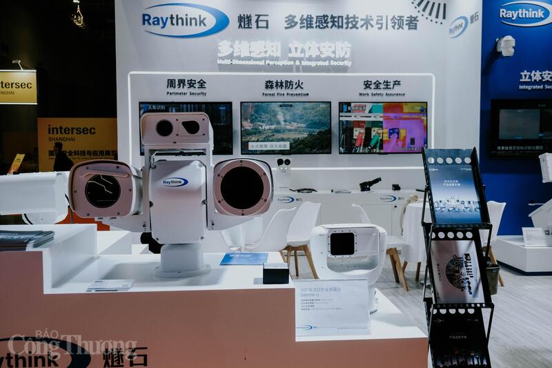 Bên cạnh các phương tiện hạng nặng, Intersec Thượng Hải 2026 còn là nơi phô diễn các giải pháp hạ tầng thông minh tích hợp, từ hệ thống camera cảm biến đa chiều tầm xa của  giúp giám sát biên giới và phòng chống cháy rừng, đến mạng lưới thông tin liên lạc vô tuyến thông suốt và các thiết bị kiểm soát truy cập kỹ thuật số bảo mật cao, tạo nên một hệ sinh thái an toàn toàn diện cho các đô thị và công trình trọng yếu.
