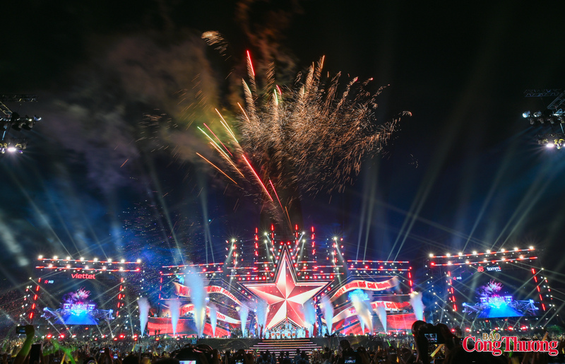 Concert "Sao nhập ngũ 2026" với chủ đề "Tuổi đôi mươi" đã khiến hàng nghìn bạn trẻ bùng nổ cảm xúc trong một đêm nghệ thuật sôi động và đầy nhiệt huyết. Với sự góp mặt của nhiều gương mặt nghệ sĩ được yêu mến, hàng loạt bản hit quen thuộc cùng hệ thống âm thanh, ánh sáng hiện đại, chương trình đã mang đến không gian âm nhạc cuồng nhiệt, đưa khán giả đi qua nhiều cung bậc cảm xúc, từ sôi động, hào hứng đến lắng đọng và tự hào về tuổi trẻ.