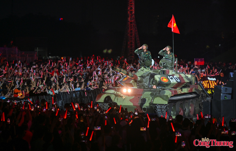 Không chỉ là một sự kiện âm nhạc quy mô lớn dành cho giới trẻ, "Sao nhập ngũ Concert 2026" còn gây chú ý với sự xuất hiện của một số khí tài quân sự hiện đại của Quân đội Nhân dân Việt Nam cùng các tiết mục biểu diễn đậm chất quân đội.