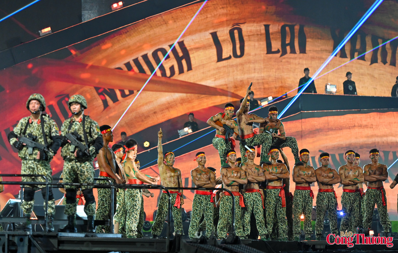 Chương trình gồm 3 chương: Xung phong, Nhật ký, Đối thoại tuổi đôi mươi, với khoảng 20 liên khúc. Các ca khúc như Cô gái mở đường, Đất nước trọn niềm vui, Tự nguyện, Tiến về Sài Gòn, Như có Bác Hồ trong ngày vui đại thắng, Lên đàng, Dậy mà đi, Hò kéo pháo, Hát mãi khúc quân hành, Năm anh em trên một chiếc xe tăng… được phối mới để phù hợp với không gian biểu diễn hiện đại khiến các khán giả trẻ rất "nức lòng".