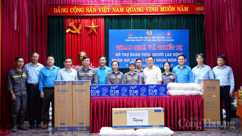 Đoàn công tác trao tặng các thiết bị thiết yếu cho Nhà máy Cốc hóa, công nhân và người lao động nhân dịp Tháng Công nhân.