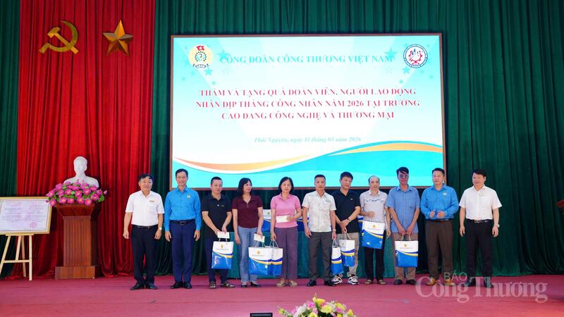 Tại chuyến công tác, Công đoàn Công Thương Việt Nam cũng đã tới thăm và trao tặng các phần quà ý nghĩa cho tập thể cán bộ giáo viên Trường Cao đẳng Công nghệ và Thương mại nhân dịp Tháng Công nhân.