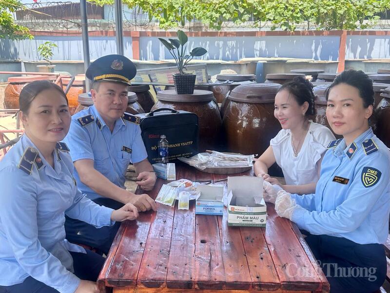 Chi cục QLTT Hà Tĩnh đẩy mạnh công tác hậu kiểm và lấy mẫu giám định chất lượng, nhằm bảo vệ quyền lợi và sức khỏe người tiêu dùng, đặc biệt là trong mùa cao điểm du lịch. Ảnh: Thu Thủy