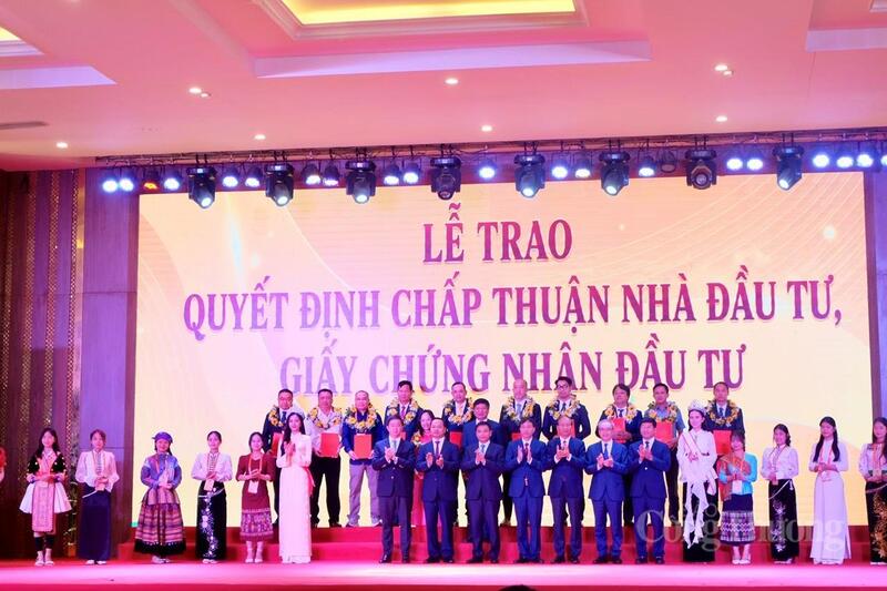 Phó Thủ tướng Chính phủ Nguyễn Văn Thắng cùng lãnh đạo tỉnh Điện Biên trao quyết định chấp thuận nhà đầu tư cho các doanh nghiệp.