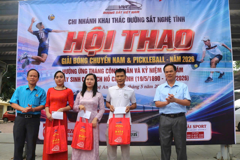 Chi nhánh Khai thác đường sắt Nghệ Tĩnh tổ chức Giải bóng chuyền, pickleball năm 2026 và trao quà cho người lao động có hoàn cảnh khó khăn. Ảnh: Mai Liễu