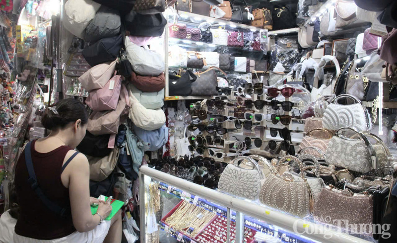 Các hàng hoá như mỹ phẩm, túi xách, phụ kiện thời trang... tiềm ẩn nguy cơ hàng giả, hàng lậu; hàng mua bán trên mạng không rõ nguồn gốc xuất xứ, vi phạm quyền sở hữu trí tuệ