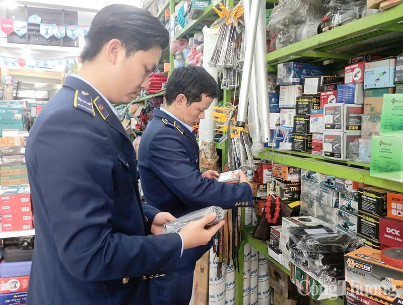 Lực lượng Quản lý thị trường thành phố Huế kiểm tra các sản phẩm nghi giả mạo nhãn hiệu, vi phạm quyền sở hữu trí tuệ