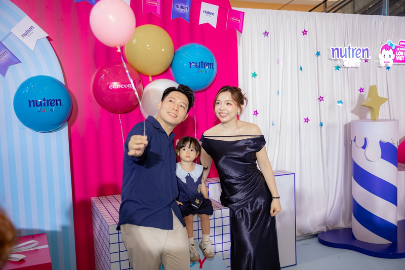 Gia đình KOL Trinh Phạm chụp hình cùng photobooth tại sự kiện.