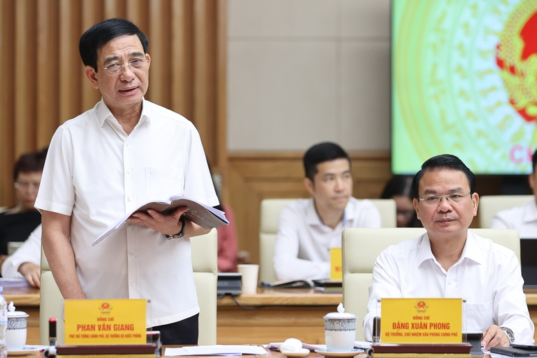 Đại tướng Phan Văn Giang, Phó Thủ tướng Chính phủ, Bộ trưởng Bộ Quốc phòng phát biểu tại cuộc họp - Ảnh: VGP/Nhật Bắc