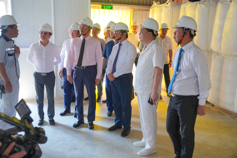 Lãnh đạo tỉnh Tây Ninh và các đại biểu thăm quan nhà máy sản xuất sorbitol