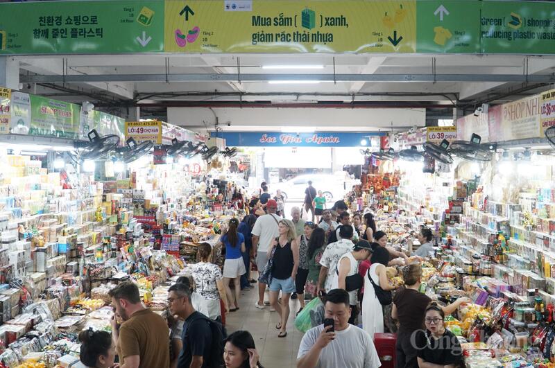 Tuyên truyền trực quan giảm thải rác thải nhựa tại chợ Hàn.