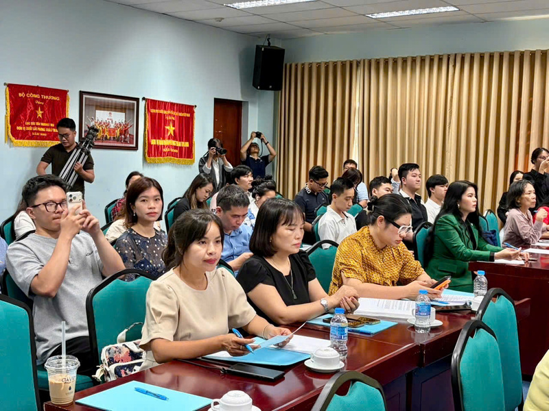 Các đại biểu tham dự Hội thảo “Cơ hội và thách thức phát triển thị trường Vương quốc Anh”