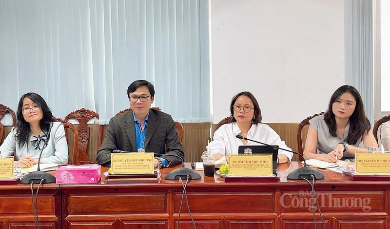 GS. Nguyễn Đức Khương, Chủ tịch AVSE Global (ngồi thứ hai, từ trái sang) phát biểu tại buổi làm việc.
