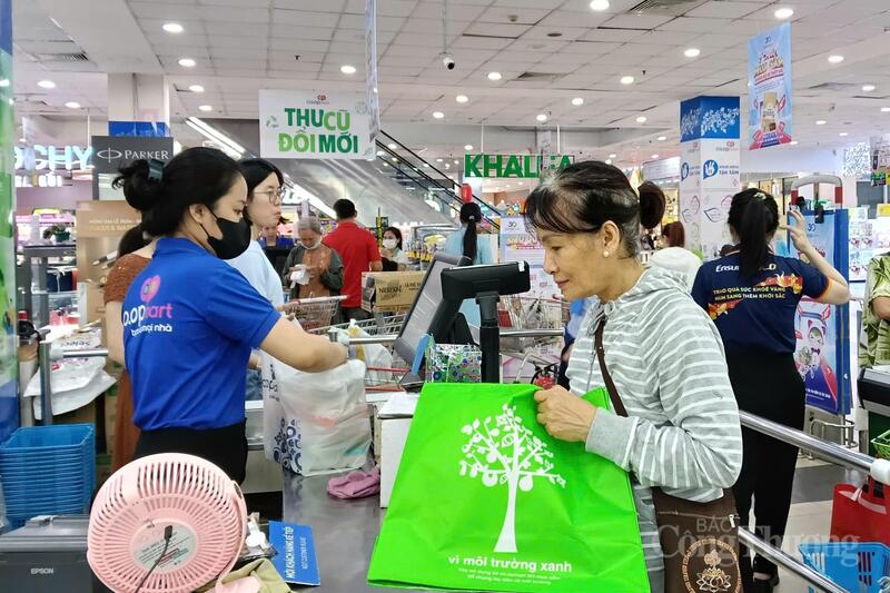 Người dân sử dụng túi thân thiện môi trường để mua sắm tại siêu thị Co.opmart Đà Nẵng.