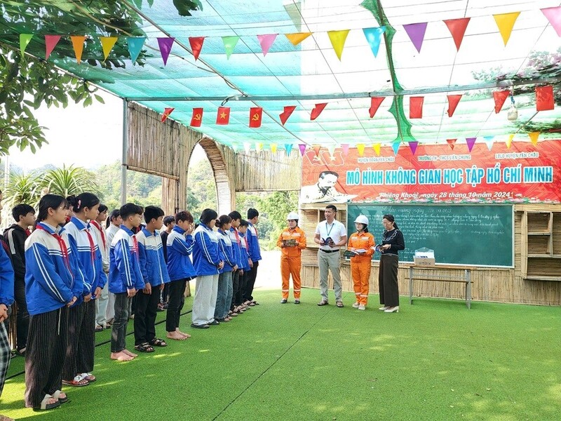 Trao tặng sách cho các em học sinh Trường Tiểu học và THCS Liên Chung, xã Phiêng Khoài