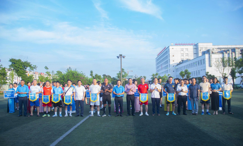 Công đoàn phường Vinh Phú tổ chức Giải bóng đá với sự tham gia của 126 vận động viên đến từ các công đoàn cơ sở. Ảnh: Mai Liễu