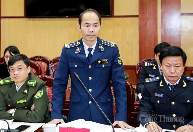 Chi cục trưởng Chi cục Quản lý thị trường Thanh Hóa Đinh Khánh Toàn nhấn mạnh, tình trạng hàng giả, hàng nhái gây ảnh hưởng trực tiếp tới sức khỏe người dân, uy tín doanh nghiệp. Ảnh: Quốc Anh