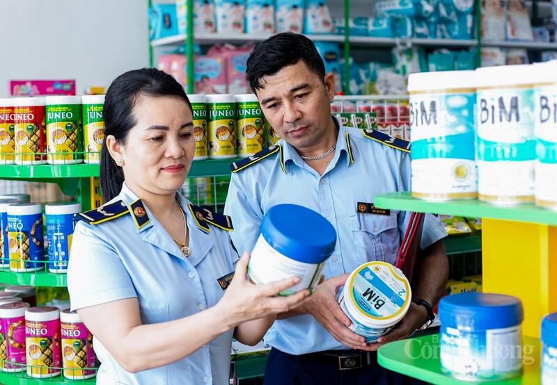 Lực lượng Quản lý thị trường tăng cường giám sát việc kinh doanh mặt hàng sữa trên địa bàn tỉnh Thanh Hóa. Ảnh: Quốc Anh