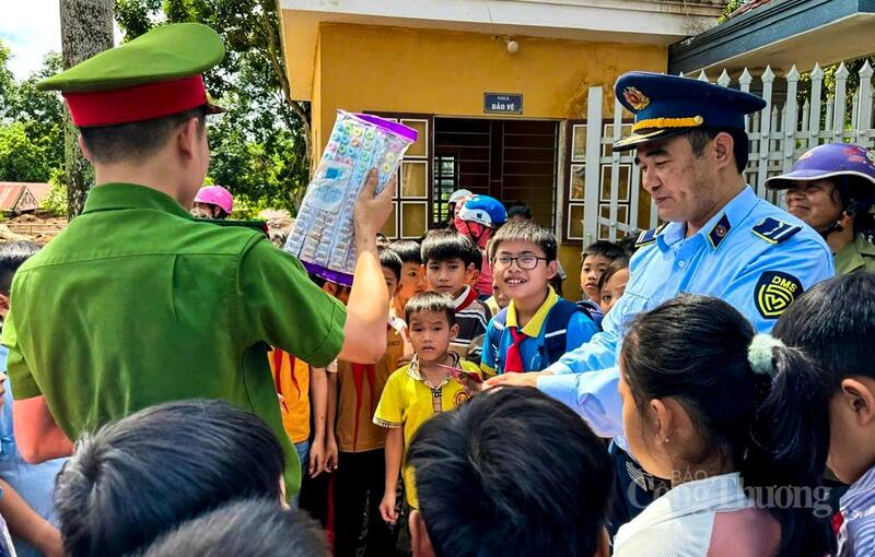 Lực lượng QLTT phối hợp đẩy mạnh công tác tuyên truyền về tác hại của việc sử dụng thực phẩm giả, không rõ nguồn gốc xuất xứ... Ảnh: Quốc Anh