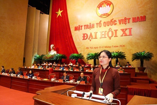 Bà Hà Thị Nga, Ủy viên Trung ương Đảng, Phó Chủ tịch - Tổng Thư ký Ủy ban Trung ương Mặt trận Tổ quốc Việt Nam trình bày báo cáo kiểm điểm hoạt động