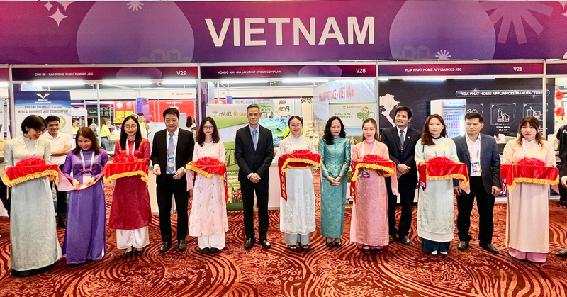 Trước đó, Hội chợ Thương mại Việt Nam tại Campuchia 2025 do Bộ Công Thương tổ chức chính thức khai mạc, thu hút sự quan tâm của đông đảo khách tham qua. Ảnh: Vietrade.