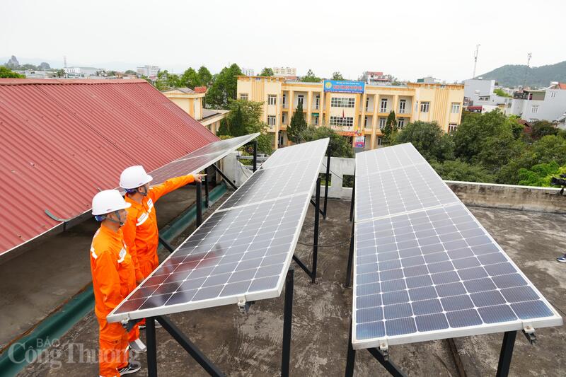 Điện mặt trời mái nhà được nhiều hộ dân, doanh nghiệp lựa chọn để tiết kiệm điện. Ảnh: Phương Cúc