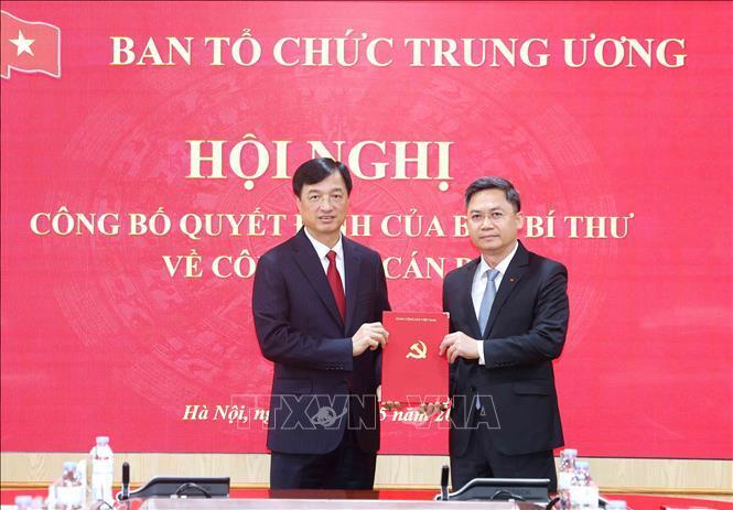 Ủy viên Bộ Chính trị, Bí thư Trung ương Đảng, Trưởng Ban Tổ chức Trung ương Nguyễn Duy Ngọc trao Quyết định của Ban Bí thư cho đồng chí Hà Minh Hải. Ảnh: Phương Hoa/TTXVN