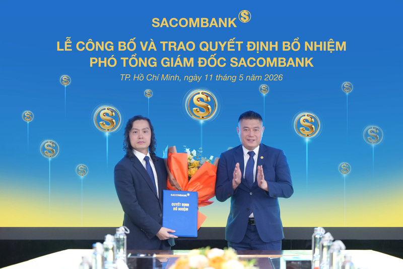 Ông Nguyễn Đức Thụy - Phó Chủ tịch thường trực HĐQT SACOMBANK trao Quyết định bổ nhiệm cho ông Lưu Danh Đức - Phó Tổng Giám đốc SACOMBANK