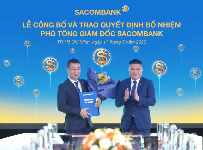 Ông Nguyễn Đức Thụy - Phó Chủ tịch thường trực HĐQT trao Quyết định bổ nhiệm cho ông Nguyễn Hoàng Hải - Phó Tổng Giám đốc