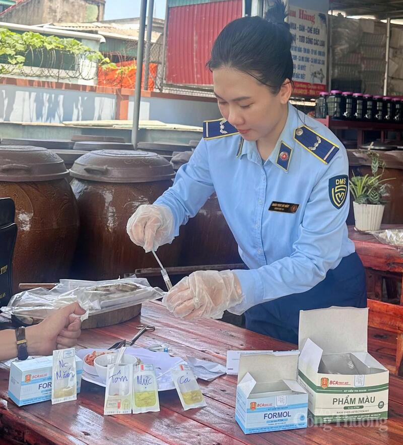 Nội dung kiểm tra được triển khai toàn diện, tập trung vào các nhóm mặt hàng thực phẩm chế biến, thực phẩm bao gói sẵn và các lĩnh vực thuộc trách nhiệm quản lý của ngành Công Thương. Ảnh: Thu Thủy