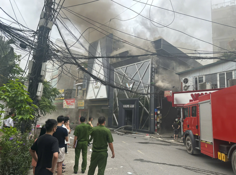 Lực lượng chức năng có mặt tại hiện trường, tiến hành dập lửa, khống chế đám cháy. Ảnh: Huy Hoàng