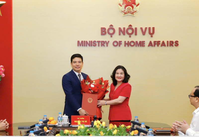 Đồng chí Nguyễn Thị Hà trao Quyết định điều động, bổ nhiệm tới Phó Cục trưởng Cục Người có công Đặng Đức Thuận. Ảnh: BNV