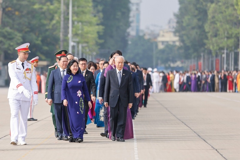 Đoàn đại biểu tham dự Đại hội do bà Bùi Thị Minh Hoài - Ủy viên Bộ Chính trị, Bí thư Trung ương Đảng, Bí thư Đảng ủy Mặt trận Tổ quốc, các đoàn thể Trung ương, Chủ tịch Uỷ ban Trung ương Mặt trận Tổ quốc Việt Nam làm Trưởng đoàn đã vào Lăng viếng Chủ tịch Hồ Chí Minh. Ảnh: Fanpage MTTQVN