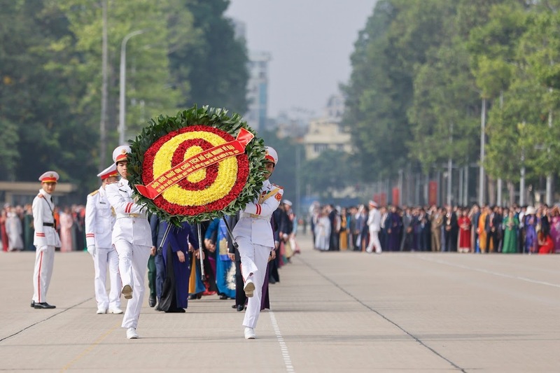 Trong không khí trang nghiêm, thành kính, Đại biểu tham dự Đại hội đã đặt vòng hoa, vào Lăng viếng Chủ tịch Hồ Chí Minh. Vòng hoa của Đoàn mang dòng chữ “Đời đời nhớ ơn Chủ tịch Hồ Chí Minh vĩ đại”