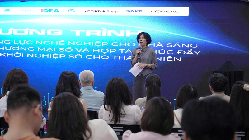 Bà Lại Việt Anh, Phó Cục trưởng Cục Thương mại điện tử và Kinh tế số (Bộ Công Thương)