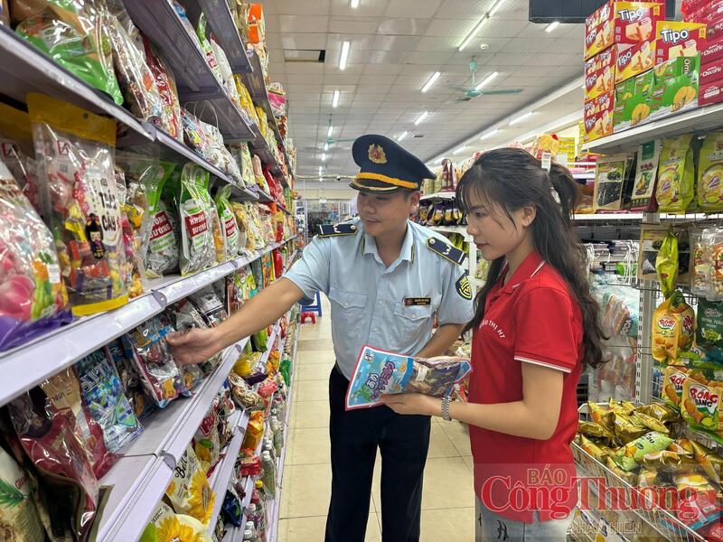 Cán bộ Chi cục Quản lý thị trường tỉnh Cao Bằng hướng dẫn các đơn vị kinh doanh chấp hành nghiêm quy định pháp luật.