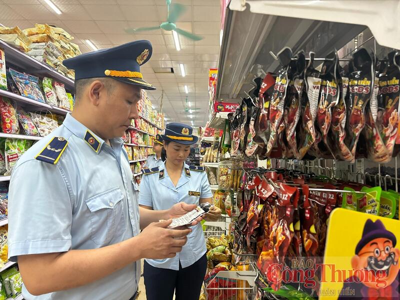 Lực lượng Quản lý thị trường tỉnh Cao Bằng kiểm tra một siêu thị.
