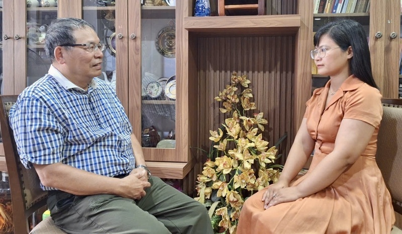 TS Chu Đức Tính, nguyên Giám đốc Bảo tàng Hồ Chí Minh trao đổi với phóng viên Báo Công Thương.  Ảnh: Kim Yến