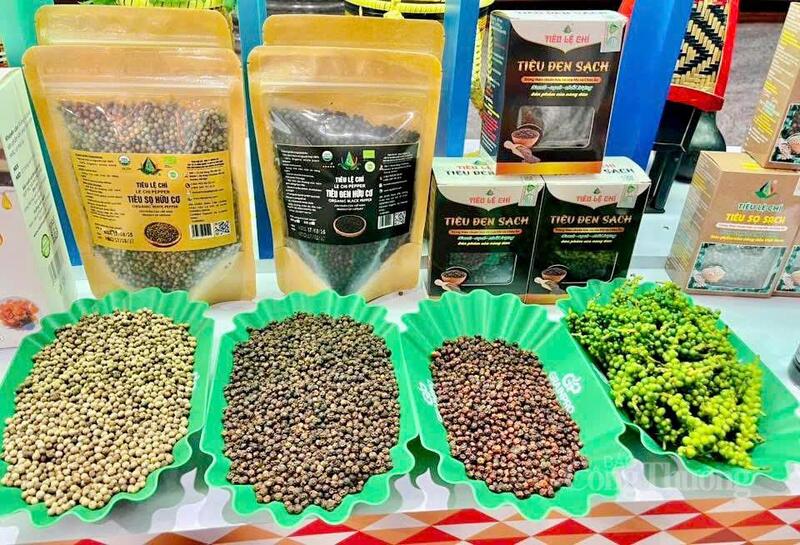 Hồ tiêu Gia Lai được trưng bày tại các hội chợ xúc tiến thương mại. Ảnh: Hiền Mai