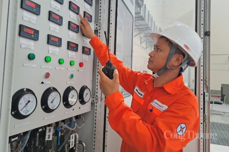 Nhân viên vận hành tăng cường kiểm tra thiết bị tại Nhà máy Thủy điện Sông Bung 4.