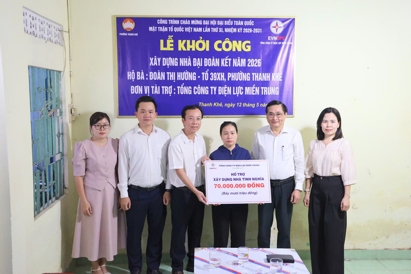 Đại diện EVNCPC trao tặng kinh phí xây dựng nhà tình nghĩa cho hộ gia đình bà Đoàn Thị Hường. Ảnh: Phương Nam