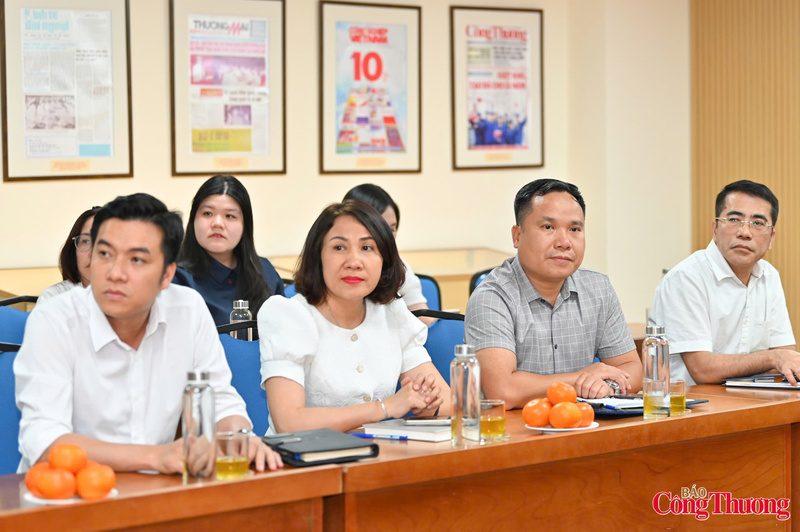 Đại diện lãnh đạo các đơn vị thuộc Bộ Công Thương cùng tập thể cán bộ, phóng viên, biên tập viên Báo Công Thương tham dự buổi làm việc. Ảnh: Nam Nguyễn