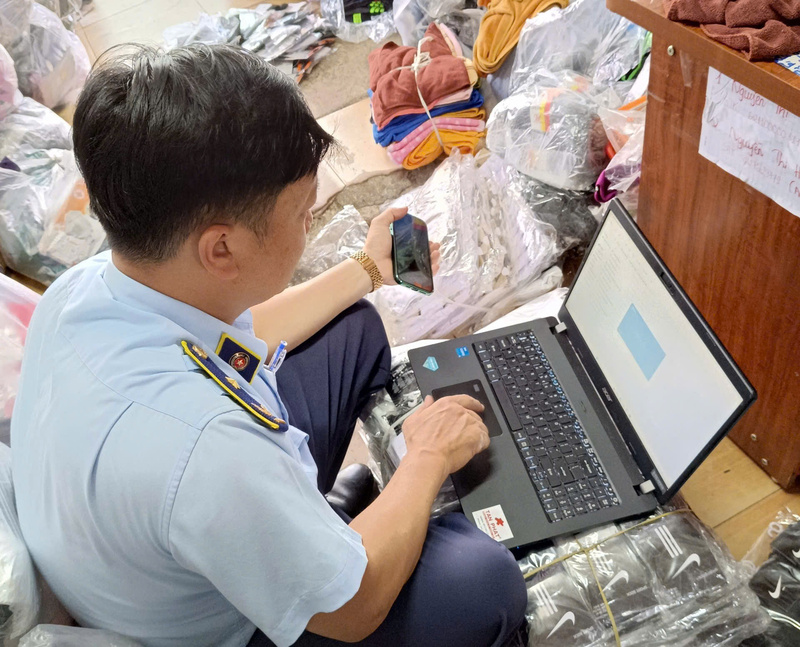 Lực lượng quản lý thị trường đấu tranh với hành vi xâm phạm quyền sở hữu trí tuệ trên không gian số. Ảnh: QLTT